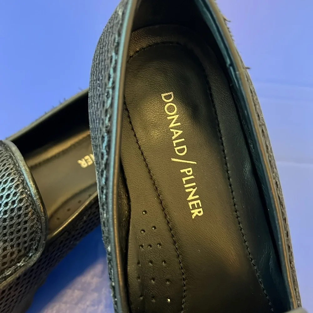 Women’s Donald J Pilner‎ Black Leather loafers Size 6.5 M -flawed